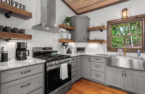 Williamstown Cabin | New Rustic-Modern Retreat! Hot Tub, Fireplaces & Expansive Deck, Game Room