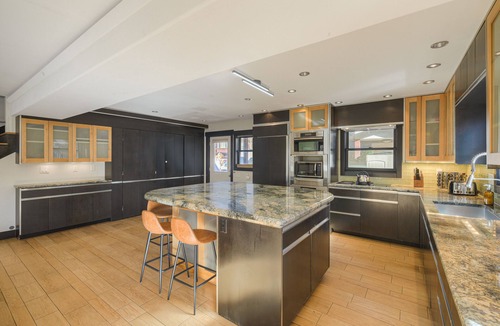 Historic District Villa | NEW Skyfall Haus Duo - 6BR Ultimate Downtown Pad 22034