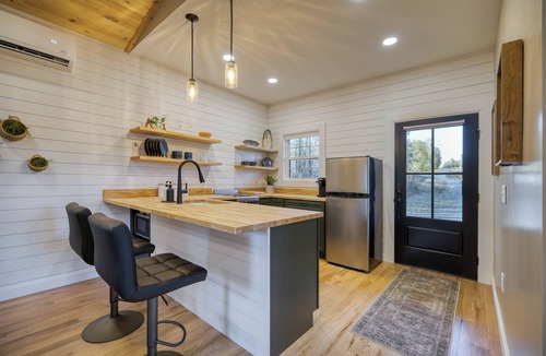 Morganton Cabin | New Tiny Cabin in Morganton with Porch Bathtub close to Lake James