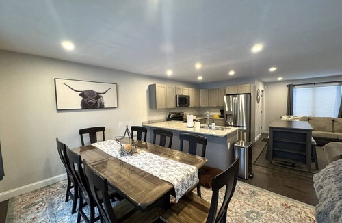 West Dover Villa | New Townhome- Minutes from Mountain, Hot tub, game room