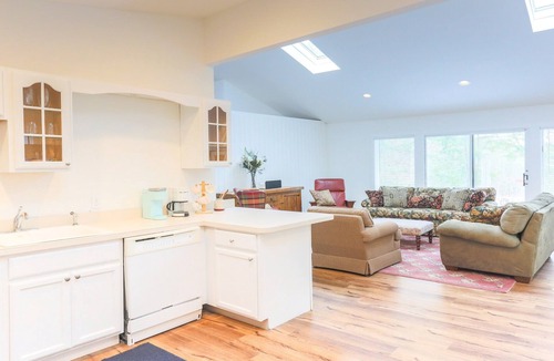 Maplecrest House | Newly Renovated House ~ Secluded 5 Acre Retreat ~ Peaceful and Quiet