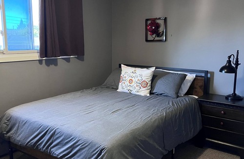 Cheektowaga Apartment | Niagara Falls is only 30minutes away.Airport 4 min away. Family & pet friendly!