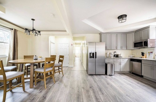 Jamaica Hills Apartment | NYC Gateway- Walk to Subway, 10 Min to JFK/LGA, 30 to Manhattan + Free Parking!