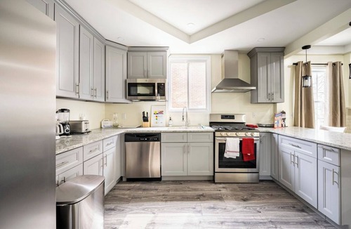 Jamaica Hills Apartment | NYC Gateway- Walk to Subway, 10 Min to JFK/LGA, 30 to Manhattan + Free Parking!