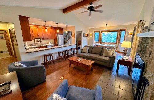 Carroll Villa | O8 Renovated Forest Cottage Townhome with great Mt Washington views fast wifi Walk to skiing