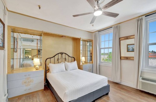 Palm Beach Condo | Palm Beach Studio Steps To Beach