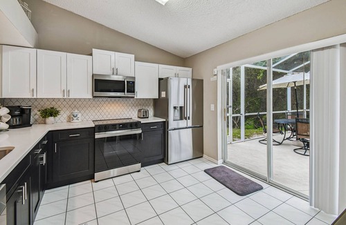 Lindfields House | Paradise Found! PRIVATE Pool Home Near Disney! FREE Pool Heat, Sleeps 7, Lake!