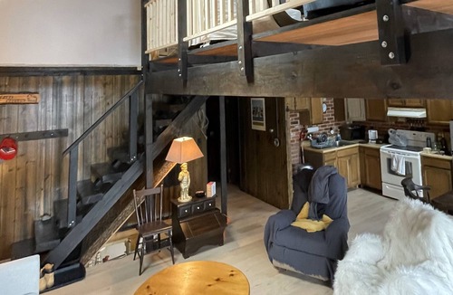 Woodsville Ski Chalet | Peaceful Lakefront Chalet