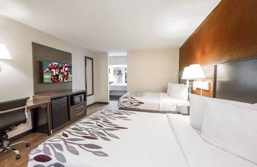 Walterboro Hotel | Perfect Stopover Spot: Room w/Private Bathroom + Flat-Screen TV in Walterboro
