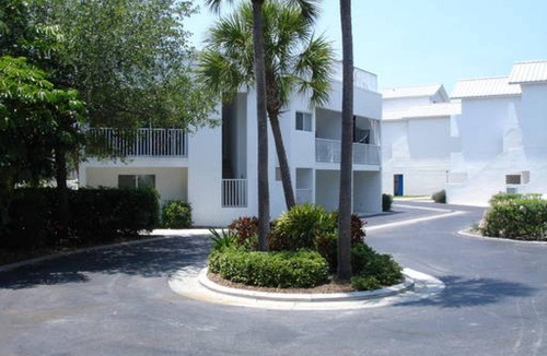 Live Oak Landings Condo | Perfectly Located on Manasota Key with Close Beach to Bay Access