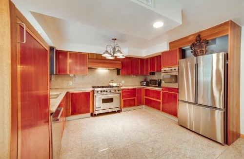 Encino House | Poolside Relaxation: Luxe Encino Family Getaway!