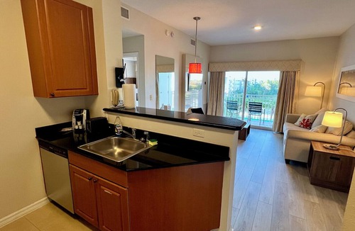 Florida Center Apartment | Premium Universal Studios King Bed Resort Suite, Pool, Gym, Free Parking 507S