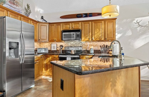 Eatonton House | Private Lakefront Spread: BigH2O, Smokehouse, Spa, Firepits, Fence, PETS