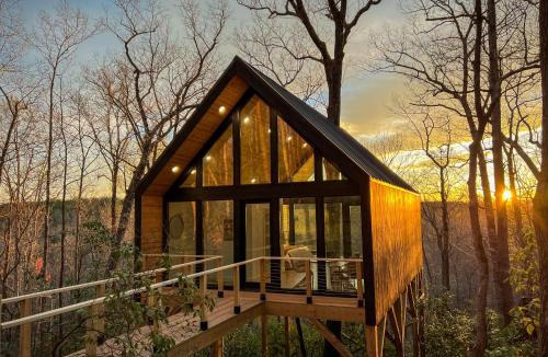 Travelers Rest House | Private Modern Treehouse Retreat in the Forest