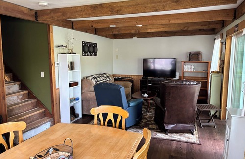 Clay House | Private, Peaceful 3 Bedroom 3 Bath Home on Horseshoe Island Minutes to Micron
