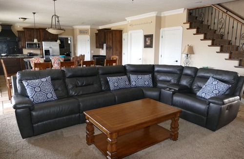 Hurricane House | PRIVATE POOL 34'x18', 25 Minutes to Zion, Playset for Kids, 7 bdrm, sleeps 32