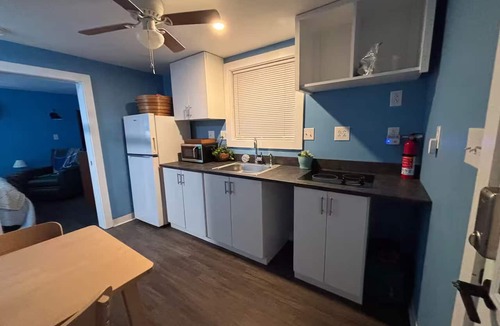 West Ashley Cottage | Private Serenity Cottage Parking Washer/Dryer