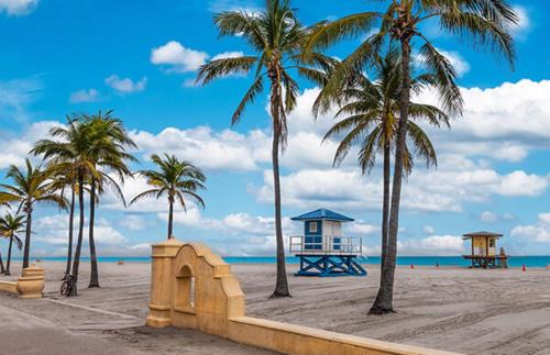Highland Garden House | Private Studio with Patio-King Bed, Near Beach & Casinos