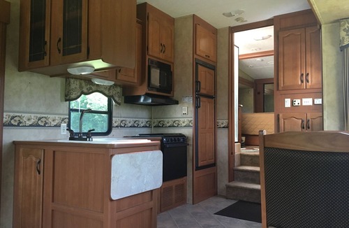 Benton House | Private White Mountain RV Camping with BIG VIEWS & high speed fiberoptic WIFI!