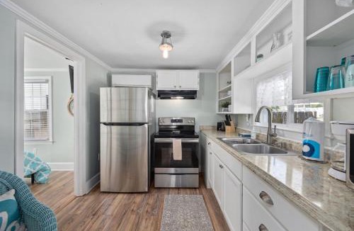 Garden City House | Pura Vida Villa 4 Blocks 2 Ocean Dog Friendly & Fenced Yard