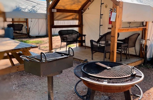 Prairie Lea Cabin | #Q Son's Blue River Camp - Glamping Cabin w/2 Queen Beds