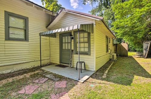 Leeds Apartment | Quaint Leeds Studio w/Yard ~ 18 Mi to Birmingham!