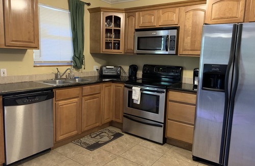 Highland Garden Villa | Quiet refuge 10minutes from the beach, WIFI, parking W/D