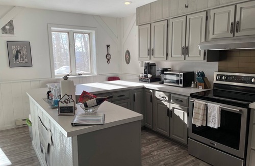 Wilmington House | Recently Renovated Spacious 4BR with POOL, GAME ROOM, LAKE minutes to MOUNT SNOW
