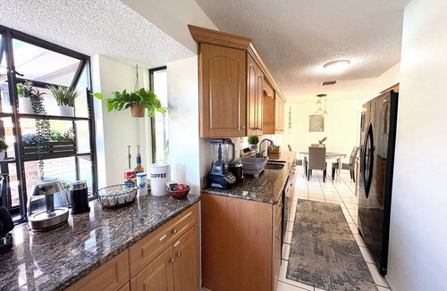 South Venice House | Relaxing Poolside- a Private Oasis -heated pool- 7min to beach-2 King beds