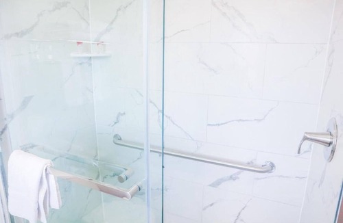 Ronks Hotel | Relaxing Room near Sight & Sound Theatre + Free On-Site Parking