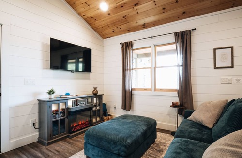 Franklin Cabin | Relaxing Summer getaway. Sunset & Mountain View’s in the hot tub