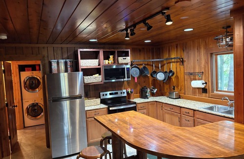 Mayfield Cottage | River Camp Retreat, Sublime 3-bedroom River Front Cottage in Traverse City