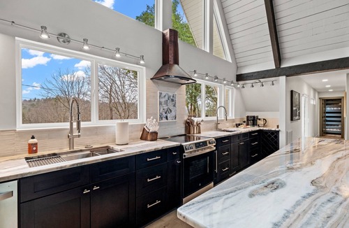 Mount Airy House | River Retreat: A-Frame, Hot Tub, Fire Pit, Ping Pong, Fenced Yard, Playset