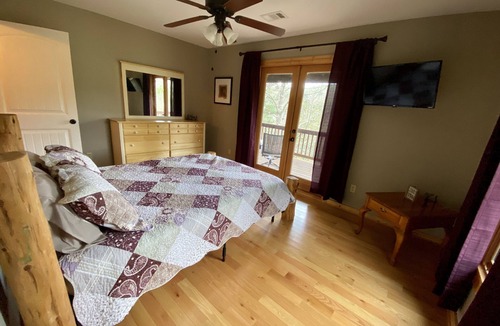 Ellijay Cabin | Riverfront Mtn Retreat Hot Tub/Fireplaces/King Beds/Tubing/Fishing/Spacious