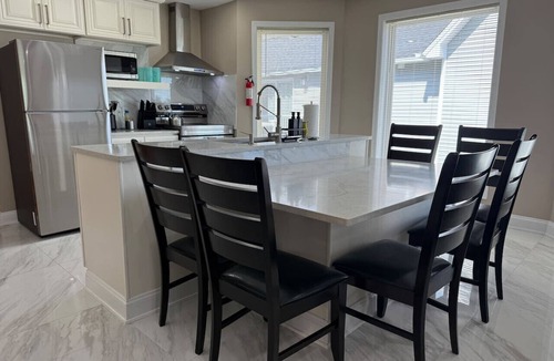 Downtown Niagara Falls Villa | *Riverview*Walk to Falls*Newly Renovated*1st floor