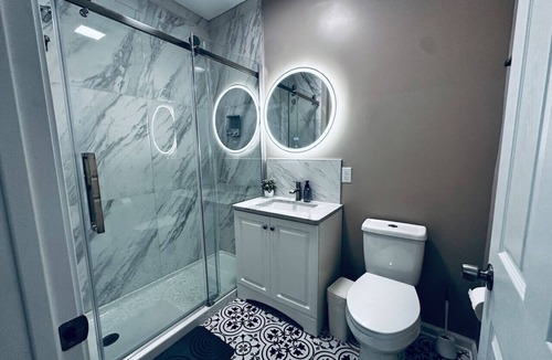 Downtown Niagara Falls Villa | *Riverview*Walk to Falls*Newly Renovated*1st floor