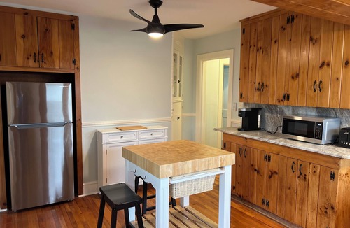 Landrum Cottage | Robin's House is a charming 2-bedroom cottage steps away from downtown Landrum.