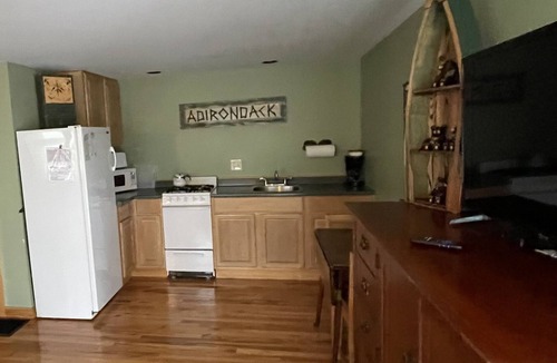 Town of Webb Cottage | Romantic, Large Studio with Rustic Queen Size Bed and Decor