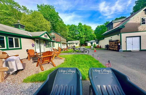 Town of Webb Cottage | Romantic, Large Studio with Rustic Queen Size Bed and Decor