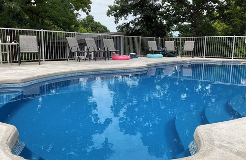 Omaha Cabin | Romantic Retro! Pool 💦 Relax Quiet Cozy Bungalow Nature Branson & Cricket Creek