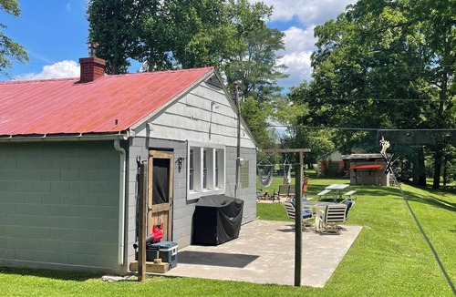 Eagle Rock Cabin | Rustic cabin located in Eagle Rock, Va. on Craigs Creek with plenty of perks.