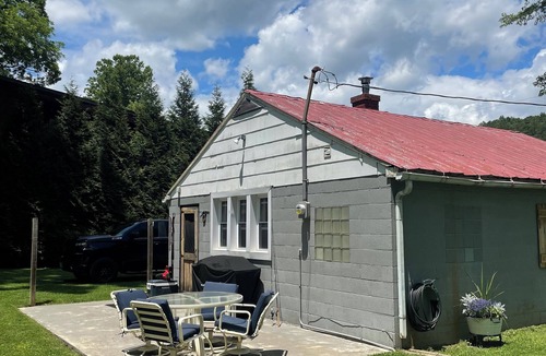 Eagle Rock Cabin | Rustic cabin located in Eagle Rock, Va. on Craigs Creek with plenty of perks.