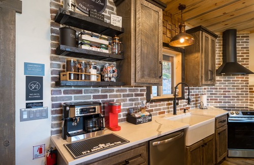 Ellijay Cabin | Rustic Modern Log Cabin with the BEST MOUNTAIN VIEWS & HOTTUB. EV- CHGR NO PETS