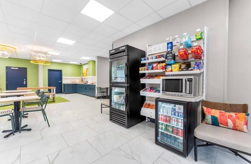 Essex Junction Hotel | Safe & Bright King Room Perfect for Couple Stays Near Vermont Attractions