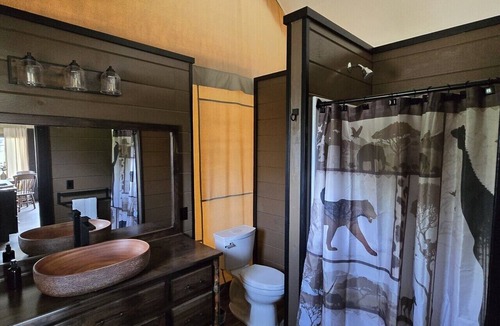 Town of Sullivan RV Rental | Scimitar Oryx Luxury Tent 7