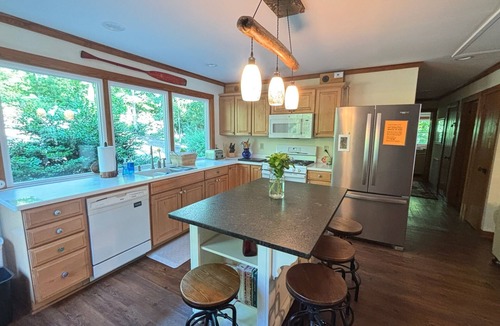 Waterloo Cabin | Serene 4-BR lakefront cabin, central Lake Greenwood, 2-14ppl, dock slip, pets