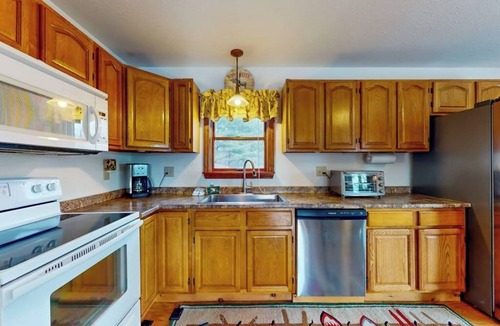 Jay House | Serene dog-friendly nature retreat with large deck - near skiing, hiking & golf