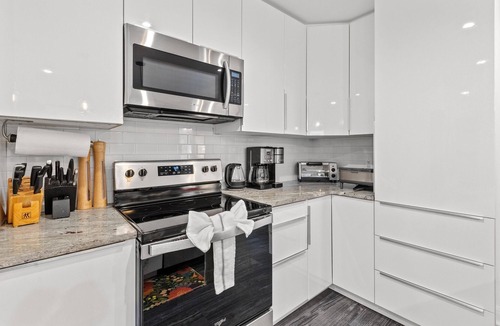 Mount Pleasant House | Six Mile Abode-5 Miles to Beach-Huge Yard