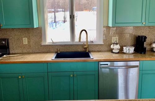 Springfield House | Ski Farm/Huge Pool/ Fireplaces/25 Min to Okemo