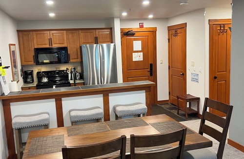 Salt Lake Mountain Resorts Condo | SKI-SLOPE VIEW! 3rd Floor! 1 Bedroom + Den, Sleeps 6! Heated Pool! Ski Locker!